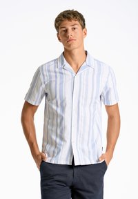 Camicetta a maniche corte, con colletto, di colore azzurro chiaro e righe bianche, con chiusura a bottoni, realizzata in un tessuto traspirante. Vestibilità casual con orlo dritto.