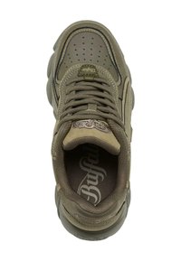 Olivgrüne Sneaker mit gepolstertem Kragen, perforiertem Zehenbereich, dicker Sohle und auffälligem Logodetail auf der Zunge. Verwendete strukturierte Materialien.
