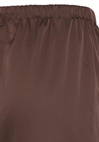 Tissu satin marron avec une ceinture élastique, montrant une texture lisse et un léger brillant.