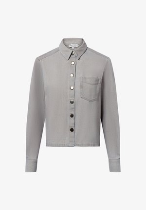 Graue Denimjacke mit spitzem Kragen, vorderen Druckknöpfen, einer einzelnen Brusttasche und langen Ärmeln. Strukturiertes Material mit lässigem Design.