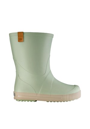 Hellgrüner Gummistiefel mit beiger strukturierter Sohle und kleinem braunem Zugband nahe dem oberen Rand vor weißem Hintergrund.