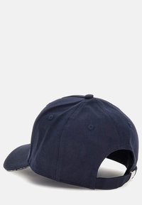 Gorra de béisbol de algodón azul marino con visera curvada, correa ajustable en la parte trasera y pequeños detalles de costura, mostrando una textura suave.
