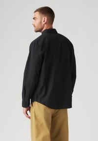 Levi's® AUTHENTIC BUTTON DOWN - Overhemd - kincaid jet black garment dye