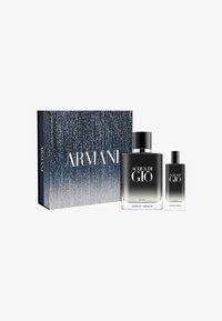 Acqua di Gio Duftset mit einer großen Glasflasche und einer kleineren Variante, beide mit schwarzen und silbernen Akzenten, untergebracht in einer glitzernden blauen Box.