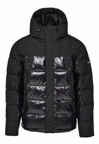 Svart pufferjacka med en glänsande nylonframsida, matta ärmar, dragkedjefickor och en huva med snodd. Kviltat mönster över hela.