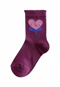 Chaussette violette à la cheville avec un bord côtelé, présentant un motif de cœur rose et de feuille bleue. Fabriquée dans un tissu doux à la texture lisse.