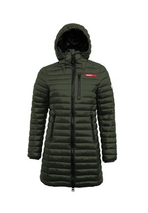 Zielona kurtka puchowa z kapturem, z zapięciem na zamek błyskawiczny, dwoma bocznymi kieszeniami na zamek oraz naszywką z logo na piersi. Teksturalny, pikowany wzór.