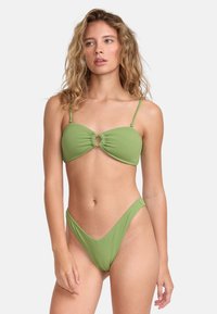 Groen bikini-set met een textuurstof, bandeau-top met een twist-detail en dunne bandjes, lage taille broek met een V-vormige uitsnede.
