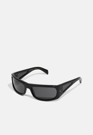 Occhiali da sole neri con montatura rettangolare, lenti scure e un design elegante caratterizzato da accenti intagliati sulle tempie.