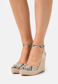 Even&Odd Sandali con zeppa - beige