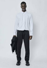 FRILIVIN CLASSIQUE UNIE À MANCHES LONGUES - Chemise classique - blanc