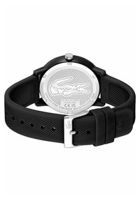 Bracelet de montre en caoutchouc noir avec un motif texturé et un dos de boîtier en acier inoxydable argenté. Présente un logo crocodile et est résistant à l'eau jusqu'à 5 bars.