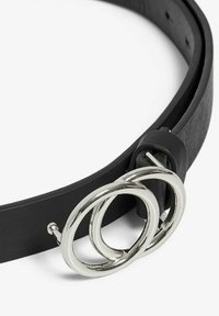 Cinturón de cuero negro con una hebilla de metal plateado que presenta diseños circulares entrelazados. Textura suave con múltiples ajustes de muescas.