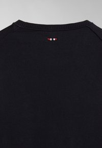 Felpa blu navy con scollo rotondo, tessuto a trama e un piccolo logo rosso, bianco e blu sul collo dietro.