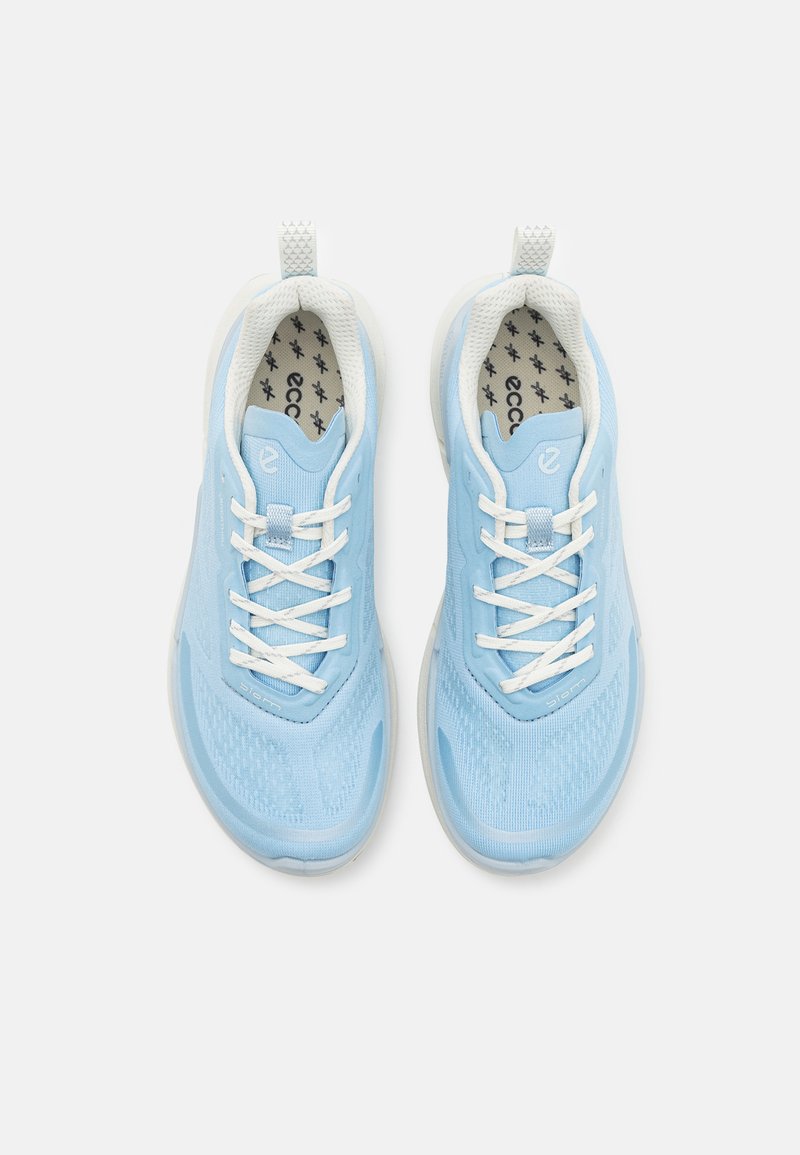 Helle blaue Sportschuhe mit einer strukturierten Oberseite, weißen Schnürsenkeln und einer weißen Sohle. Verfügt über ein atmungsaktives Material und ein gemustertes Innenfutter.