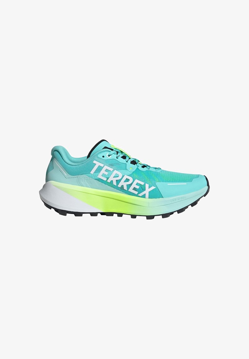 Svetlomodrá a limetkovo zelená trailová bežecká obuv Adidas Terrex s čiernou podrážkou a bielym nápisom Terrex na boku.