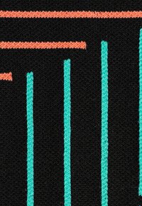 Tessuto con sfondo nero caratterizzato da linee arancioni orizzontali e linee turchesi verticali, che mettono in evidenza una trama liscia e tessuta.