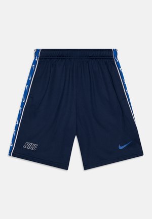 Marineblaue Sportshorts mit elastischem Bund, Seitentaschen, blauem Nike-Swoosh am rechten Bein und weißen Nike-Logos auf den blauen Seitenstreifen.