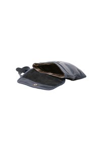 Borsa a tracolla in pelle blu navy con una texture morbida, chiusura a bottone in argento e una fodera interna a motivo. Design aperto e piatto.