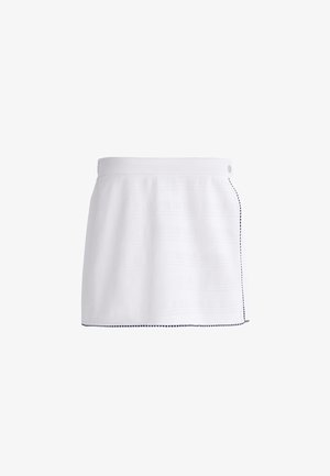 Witte skort met een textuurpatroon en een marineblauwe rand aan de zoom, uitgerust met een tailleband met een knoopsluiting aan één kant.