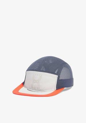 Dunkelblaues Cap mit einem weißen Vorderteil und einem orangefarbenen Schirm. Netzrücken für Belüftung, mit dezenten Branding. Leichtes Design.