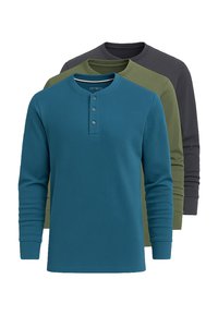 Drei langärmlige Henley-Shirts übereinander gestapelt, vorne in tealblau, in der Mitte olivgrün, hinten dunkelgrau, alle mit geknöpften Kragen.