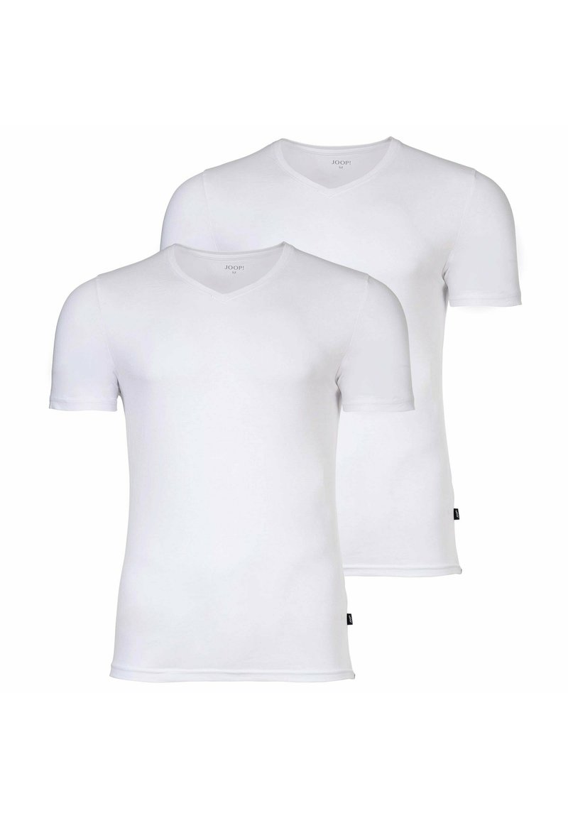 Dwie gładkie, białe, krótko rękawowe koszulki typu V-neck w rozmiarze medium, wyeksponowane jedna na drugiej na białym tle.