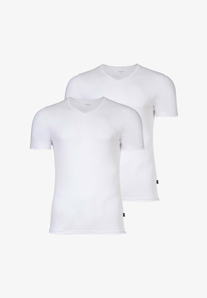 Due T-shirt bianchi classici a maniche corte e scollatura a V di taglia media, sovrapposti su uno sfondo bianco.