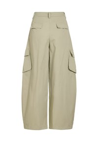 Pantalon cargo beige à jambes larges avec poches à rabat sur les côtés et à l'arrière, passants pour ceinture et taille haute.