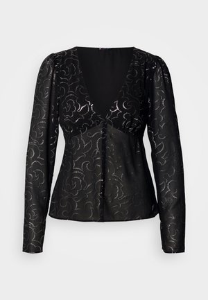 Zwarte blouse met lange mouwen en V-hals, bedekt met een bloemenpatroon. Gemaakt van doorschijnende stof met een subtiele glans; heeft een aansluitende taille en een knoopsluiting.