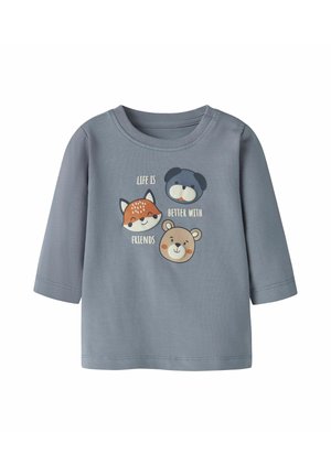 Camiseta azul de manga larga para niño pequeño con caras de dibujos animados de zorro, perro y oso y el texto "Life is better with friends" en el frente.
