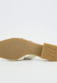 Podeszwa beżowego sandała z nazwą marki "paul green", rozmiarem 4½ oraz obcasem na słupku z wytłoczonym logo "pg".