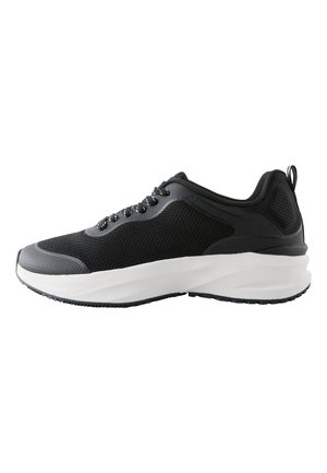 Sort og grå atletik-sneaker med hvid chunky sål, mesh overdel, snørebånd foran og træk-flig ved hælen, vist i profilsyn.