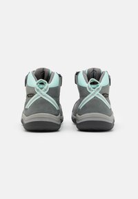 Graue Wildleder-Wanderschuhe mit hellblauen Akzenten, mittelhohem Design, gepolsterter Kragen und strukturiertem Zungenbereich, ausgestattet mit reflektierenden Schnürsenkeln und einer stabilen Laufsohle.