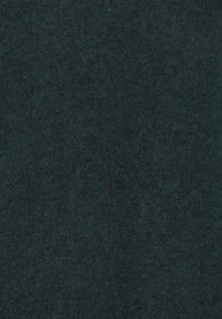 Țesătură de lână verde închis, cu o textură moale, ușor pufoasă și un aspect uniform, potrivită pentru haine sau accesorii.