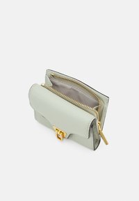 Coccinelle BEAT SOFT - Portafoglio - celadon green