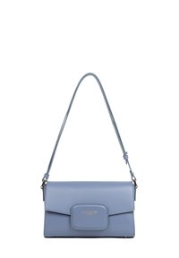 Borsa a mano in pelle azzurro chiaro con pattina pieghevole, ferramenta dorata e tracolla removibile, caratterizzata da una texture liscia e un design minimal.