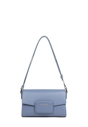Borsa a mano in pelle azzurro chiaro con pattina pieghevole, ferramenta dorata e tracolla removibile, caratterizzata da una texture liscia e un design minimal.