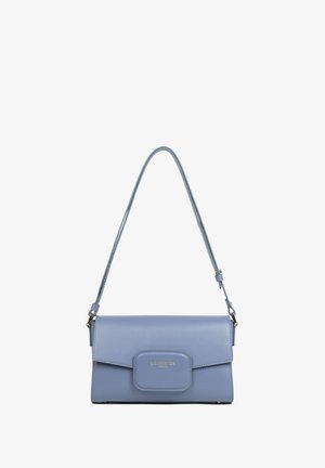 Borsa a mano in pelle azzurro chiaro con pattina pieghevole, ferramenta dorata e tracolla removibile, caratterizzata da una texture liscia e un design minimal.
