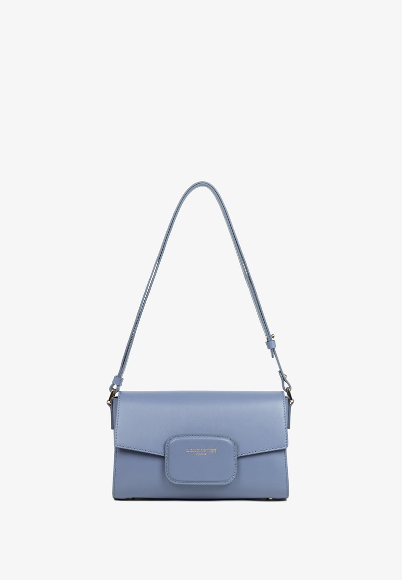 Sac à main en cuir bleu clair avec rabat, quincaillerie dorée et bandoulière amovible, présentant une texture lisse et un design minimaliste.