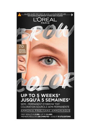 Le kit de couleur pour sourcils L'Oréal Paris avec un emballage noir audacieux présente un gros plan d'un sourcil de mannequin, étiqueté comme blond foncé, avec un avertissement d'allergie.