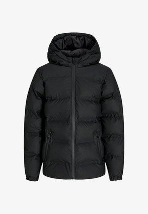 Doudoune noire avec fermeture éclair, capuche et poches latérales. Présente un design matelassé avec une texture lisse et brillante.