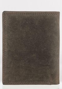 Cartera de ante marrón con una textura suave, costuras reforzadas a lo largo del borde y una forma ligeramente redondeada. Sin logotipo ni adornos visibles.