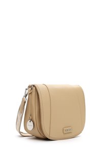 Sac bandoulière en cuir beige avec un rabat, quincaillerie en argent et finition texturée. Dispose d'une sangle ajustable et détachable, ainsi qu'un accent de logo.