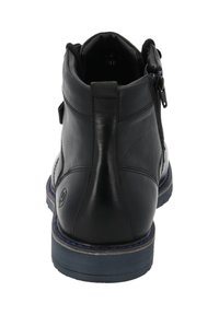 Zwarte leren enkellaars met een zijrits, voorzien van een blauwe accent op de zool en stiksels, een gladde textuur en een ronde hak.