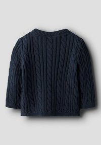 Granatowy sweter dziany z wzorem w warkocze, okrągłym dekoltem oraz długimi rękawami z prążkowanymi mankietami i dołem.
