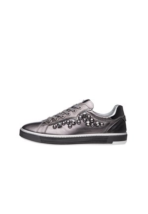 Błyszczący ciemnoszary niski sneaker z czarnymi i srebrnymi ozdobami z koralików oraz czarno-białą gumową podeszwą, widziany z boku.