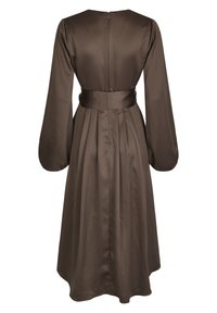 Braunes Satinlangarmkleid mit tailliertem Schnitt, plissiertem Rock und Reißverschlussverschluss hinten. Glatte Textur, klassisches Design und fließende Silhouette.
