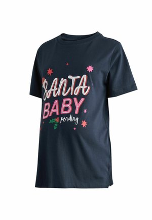 Námornícke tričko z bavlnenej zmesi s textom "SANTA BABY" v ružovej a bielej farbe, doplnené dekoratívnymi hviezdami a akcentmi imela. Krátke rukávy, voľný strih.