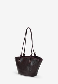 Bolso tote de cuero patentado en burdeos profundo, con una superficie texturizada, herrajes dorados y dos correas delgadas para el hombro.